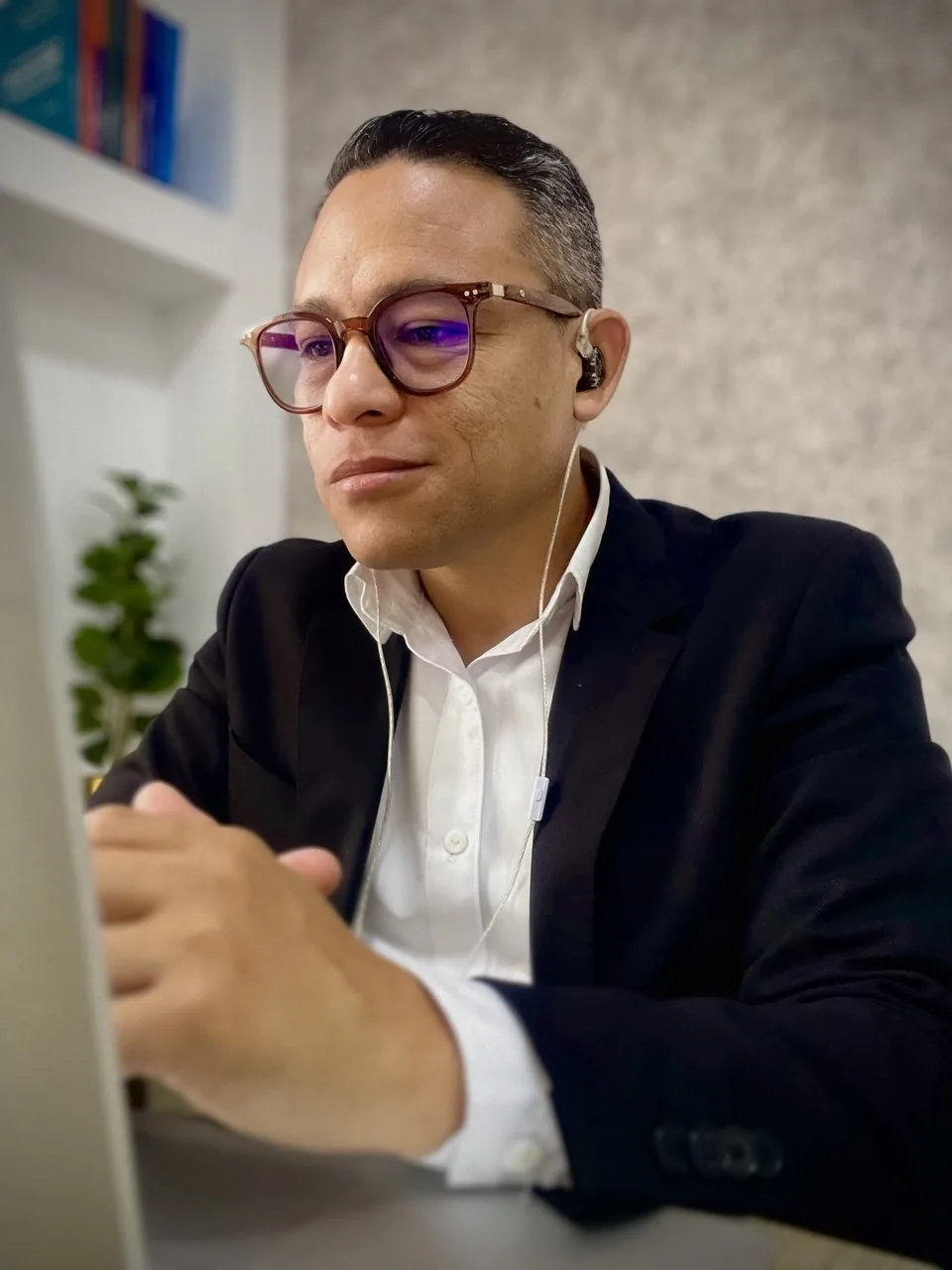 Héctor Díaz trabajando frente a un ordenador