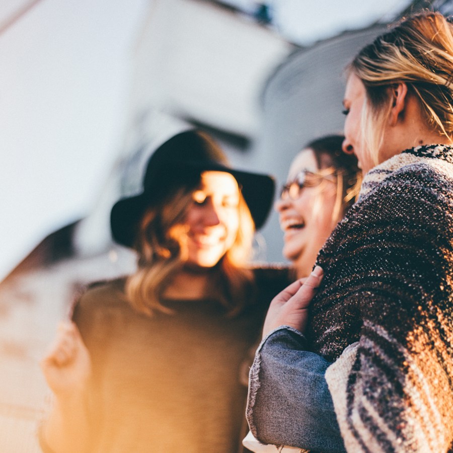 Personas compartiendo una conversación cercana