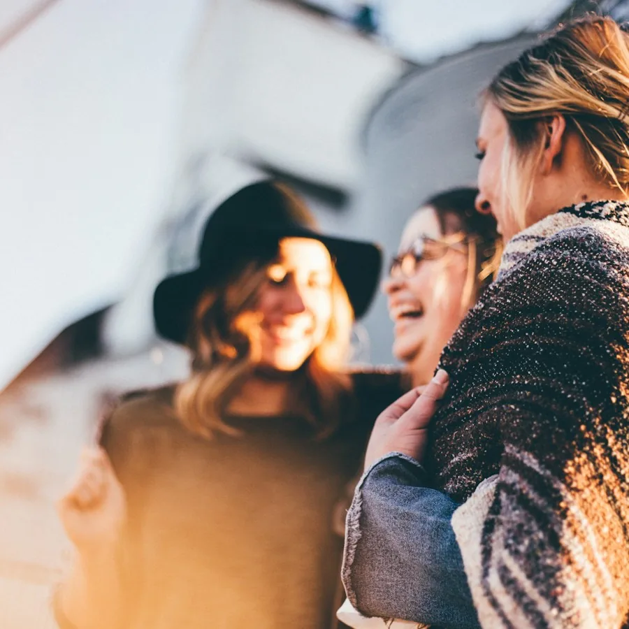 Personas compartiendo una conversación cercana