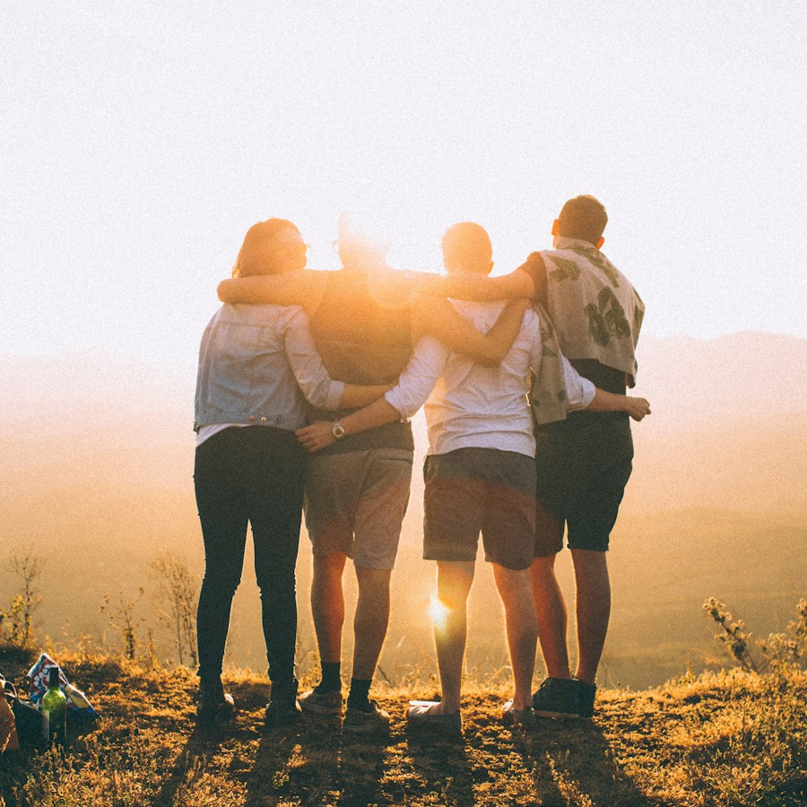 Personas avanzando juntas al aire libre