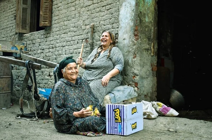 Dos amigas conversando y riendo juntas